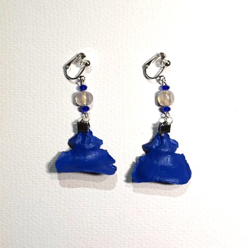 Boucles d'oreilles clips perles bleues et blanche et pétales de pin bleu marine