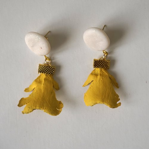 Boucles d'oreilles percées fimo blanc et pétales de pin jaune