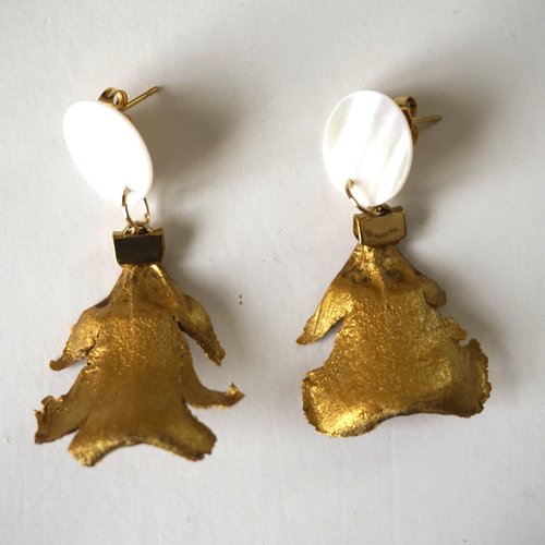 Boucles d'oreilles percées nacre et pétales de pin doré