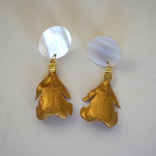 Boucles d'oreilles percées nacre et pétales de cèdre doré