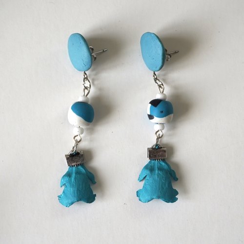 Boucles d'oreilles percées fimo  et pétales de pin turquoise