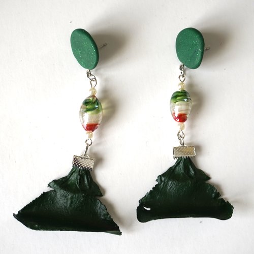 Boucles d'oreilles percées fimo, perle en verre  et pétales de pin vert forêt