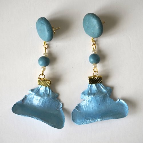 Boucles d'oreilles percées fimo, perle  et pétales de pin turquoise clair