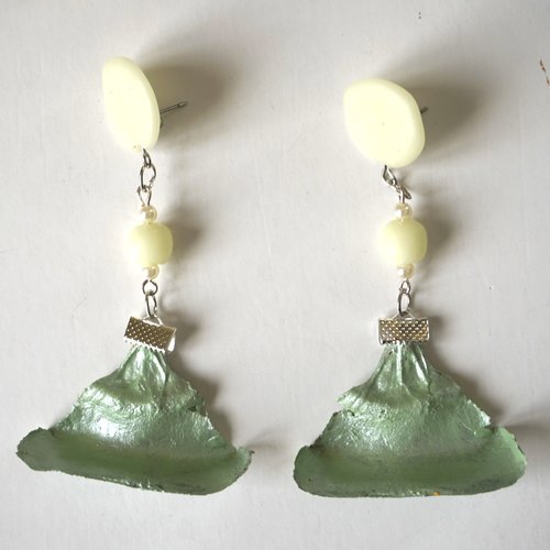 Boucles d'oreilles percées fimo, perle  et pétales de cèdre vert pâle