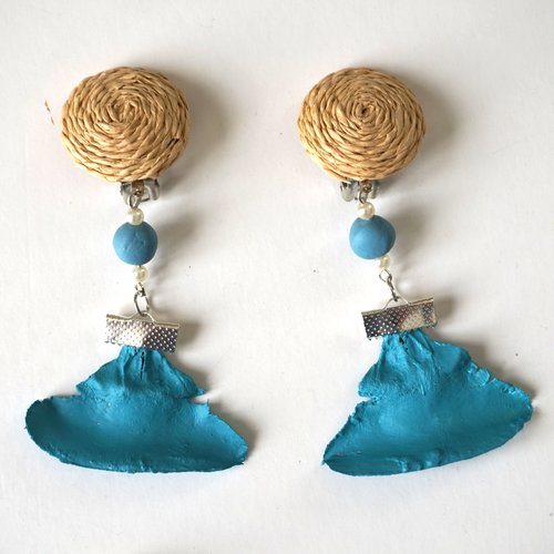 Boucles d'oreilles clips  paille naturelle perles naturel et turquoise et pétales de pin turquoise