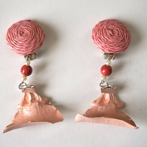 Boucles d'oreilles clips  paille rose perles naturel et corail et pétales de pin rose poudré