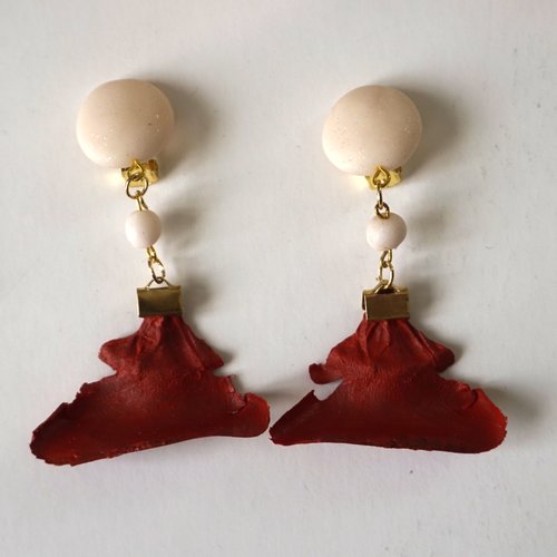 Boucles d'oreilles clips  fimo blanc perle  et pétales de pin rouge