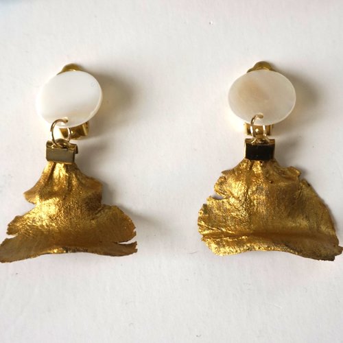 Boucles d'oreilles clips nacre blanc et pétales de pin doré