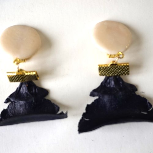 Boucles d'oreilles clips fimo blanc et pétales de pin bleu marine