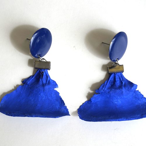 Boucles d'oreilles percées cabochon bleu foncé et pétales de cèdre bleu roi