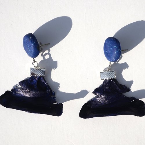 Boucles d'oreilles percées fimo bleu et pétales de pin bleu marine