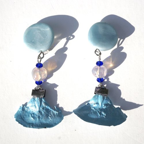 Boucles d'oreilles clips fimo bleu ciel perles  verre et pétales de pin bleu ciel