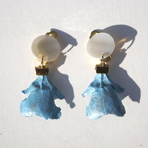 Boucles d'oreilles clips nacre blanc et pétales de pin bleu ciel nacré