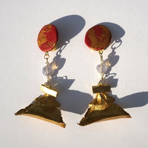 Boucles d'oreilles clips fimo rouge et or perles  verre et pétales de pin doré