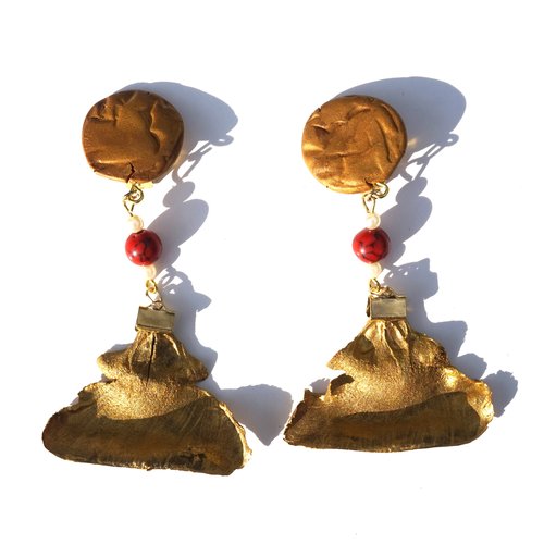 Boucles d'oreilles clips fimo doré perles  corail et pétales de pin doré