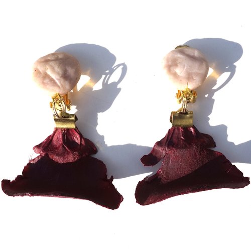 Boucles d'oreilles clips fimo blanc rosé et pétales de pin rouge