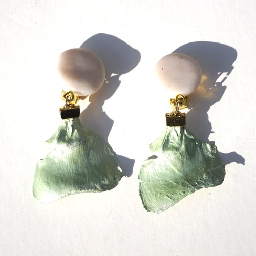 Boucles d'oreilles clips fimo blanc et pétales de pin vert pâle nacré