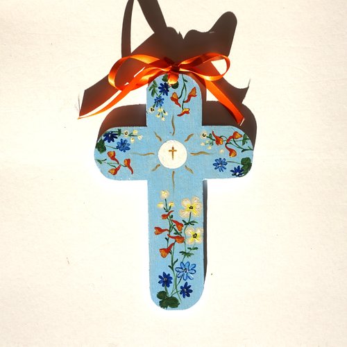 Croix de l'espérance de baptême ou de communion en bois fleurs orange et bleues  sur fond bleu ciel