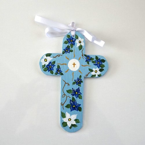 Croix de l'espérance de baptême ou de communion en bois fleurs blanches et bleues  sur fond bleu ciel