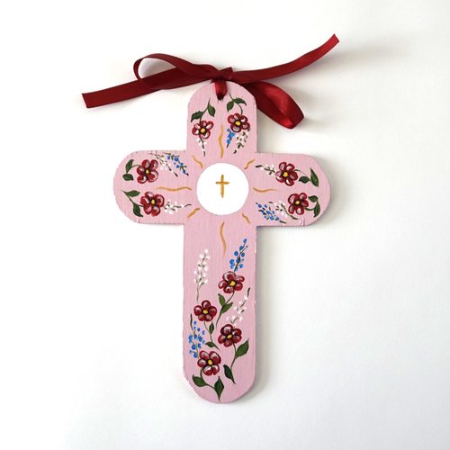 Croix de l'espérance de baptême ou de communion en bois fleurs rouge, et bleue sur fond rose