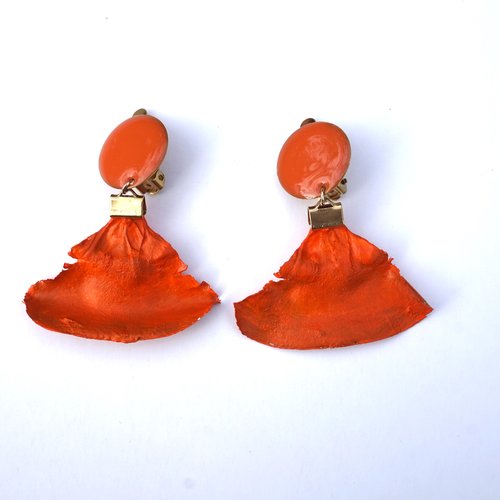 Boucles d'oreilles clips cabochon orange et pétales de cèdre orange