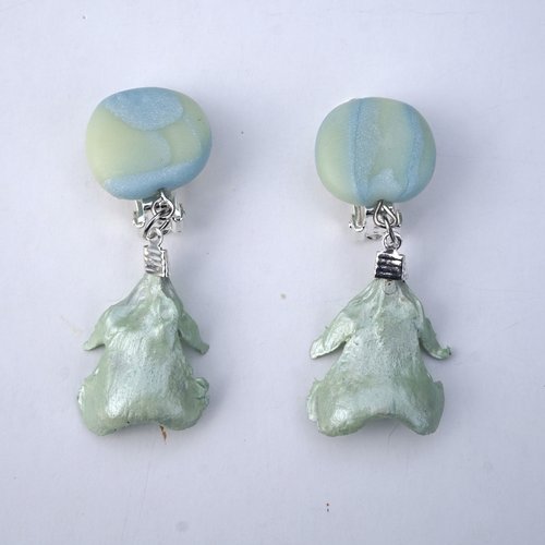 Boucles d'oreilles clips fimo vert marbré et pétales de cèdre vert pâle nacré