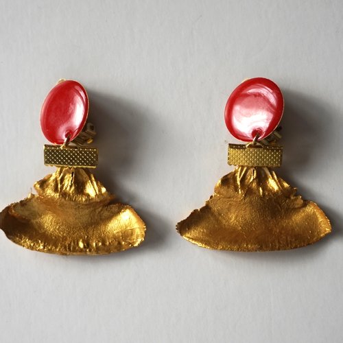 Boucles d'oreilles clips cabochon rouge et pétales de cèdre doré