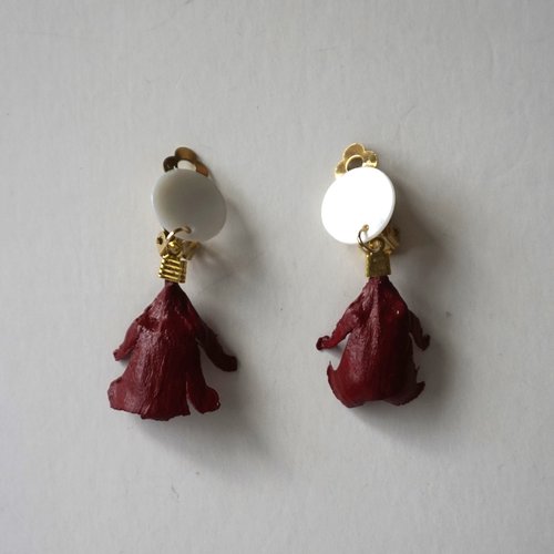 Boucles d'oreilles clips nacre blanc et pétales de cèdre rouge bordeaux