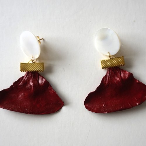 Boucles d'oreilles percées nacre et pétales de cèdre rouge bordeaux
