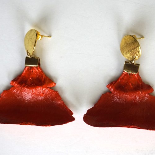 Boucles d'oreilles percées dorées et pétales de cèdre rouge carmin
