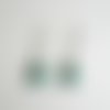 Boucles d'oreilles percées chainette argenté et pétales de cèdre vert émeraude pâle