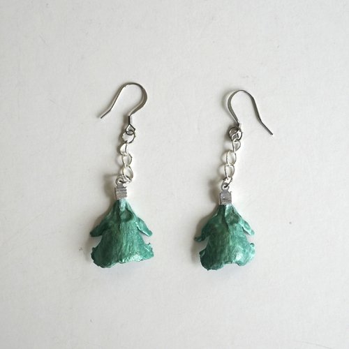 Boucles d'oreilles percées chainette argenté et pétales de cèdre vert émeraude pâle