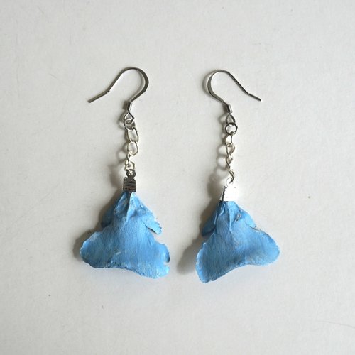 Boucles d'oreilles percées chainette argenté et pétales de cèdre bleu ciel
