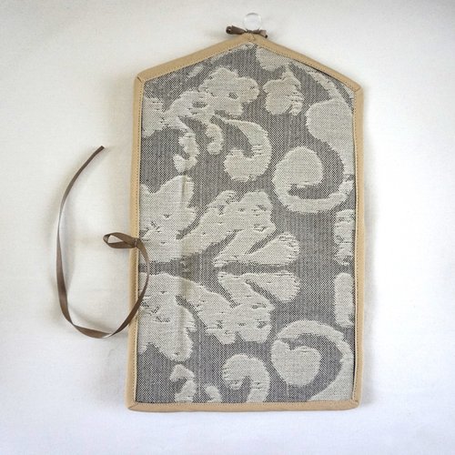 Porte bijoux  gris beige damassé