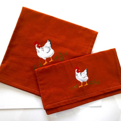 Enesemble serviette de table et sa pochette peintes à la main en coton brique poule