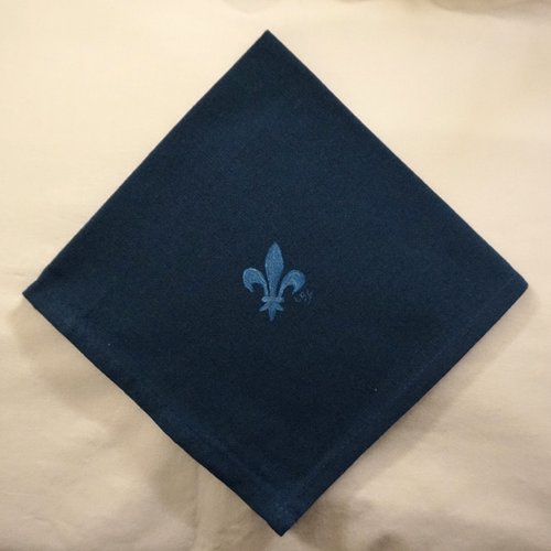 Serviette de table en coton bleu marine fleur de lys bleue