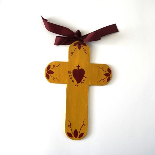 Croix de l'espérance de baptême ou de communion en bois coeur vendéen rouge sur fond ocre