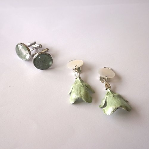 Ensemble 'elle et lui" boutons de manchettes et boucles d'oreilles clips nacre blanc et pétales de cèdre vert émeraude