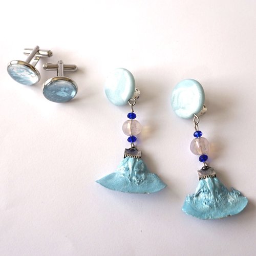 Ensemble 'elle et lui" boutons de manchettes boucles d'oreilles clips fimo bleu ciel perles  verre et pétales de cèdre bleu ciel