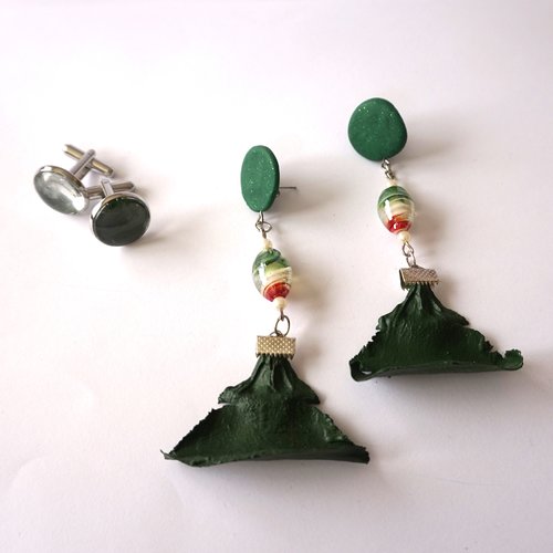 Ensemble " elle et lui" boutons de manchettes boucles d'oreilles percées fimo, perle en verre  et pétales de cèdre vert forêt