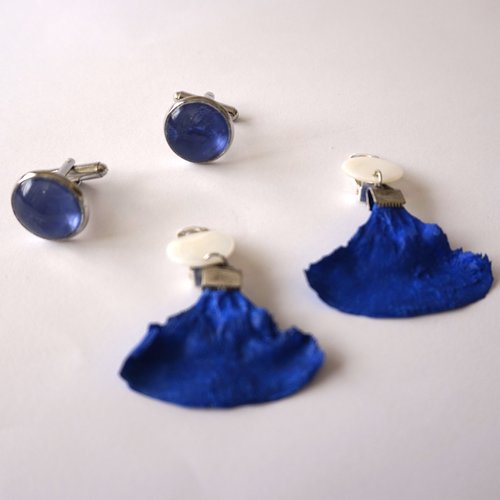 Ensemble " elle et lui" boutons de manchettes boucles d'oreilles clips nacre et pétales de cèdre bleu roi