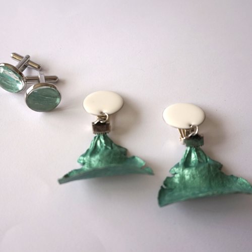 Ensemble " elle et lui" boutons de manchettes boucles d'oreilles clips cabochon blanc et pétales de cèdre vert émeraude