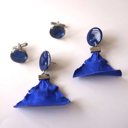 Ensemble " elle et lui" boutons de manchettes boucles d'oreilles percées cabochon bleu foncé et pétales de cèdre bleu roi