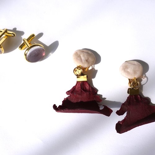 Ensemble " elle et lui" boutons de manchettes boucles d'oreilles clips cabochon blanc et pétales de cèdre rouge bordeaux