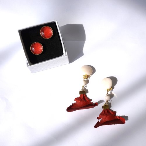 Ensemble " elle et lui" boutons de manchettes boucles d'oreilles clips fimo perles blanc et pétales de cèdre orenge