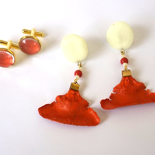 Ensemble " elle et lui" boutons de manchettes boucles d'oreilles percées fimo perles blanc et pétales de cèdre orange