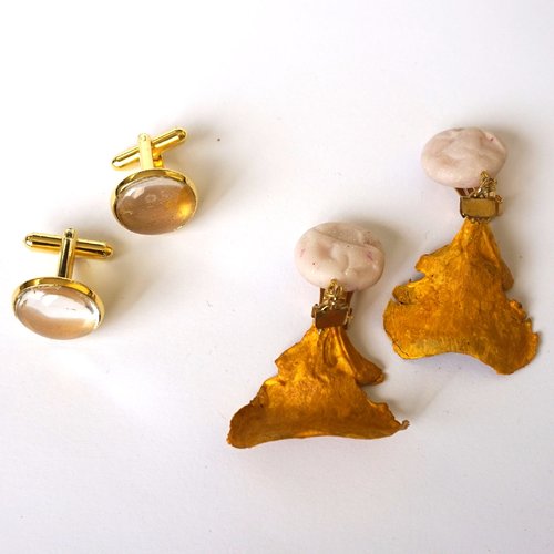 Ensemble " elle et lui" boutons de manchettes boucles d'oreilles clips cabochon blanc et pétales de cèdre jaune