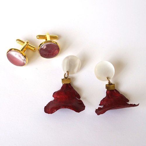 Ensemble " elle et lui" boutons de manchettes boucles d'oreilles percées cabochon nacre et pétales de cèdre rouge