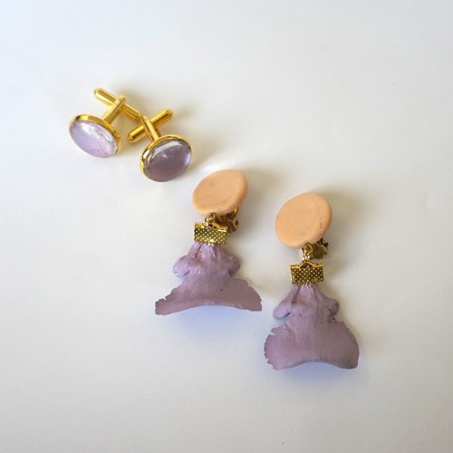 Ensemble " elle et lui" boutons de manchettes boucles d'oreilles clips cabochon beige et pétales de cèdre lilas