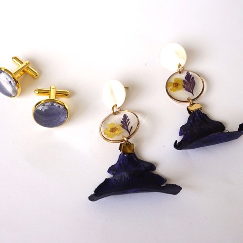 Ensemble " elle et lui" boutons de manchettes boucles d'oreilles percées fleurs séchées et pétales de cèdre violet